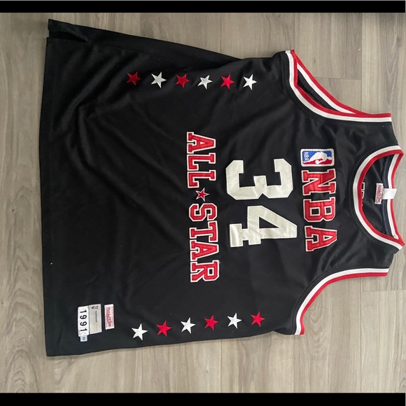 Vintage classic NBA/NFL jerseys - Picture 3 of 12